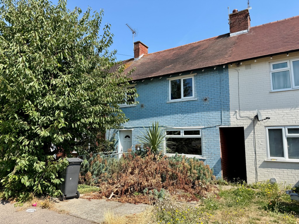 Lot: 217 - MID-TERRACE HOUSE FOR IMPROVEMENT - Mid-terrace house